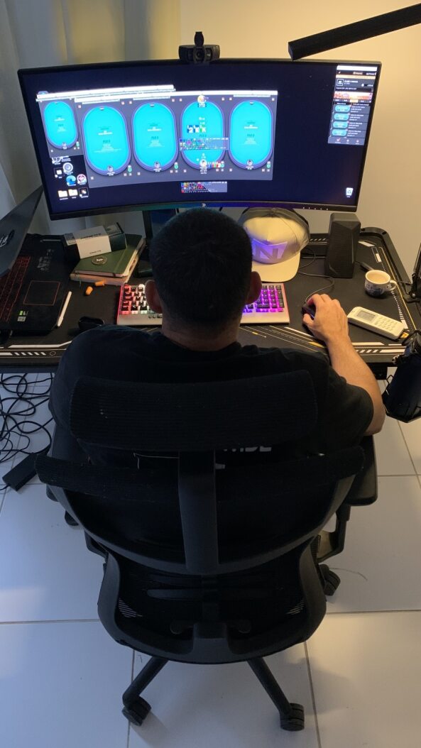 Jogador em múltiplas mesas de poker online
